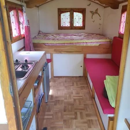 مكان تخييم La Roulotte Du Buchet *